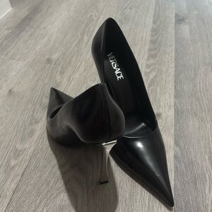 NEW Versace Pin Point Versace black leather pumps size EU 41